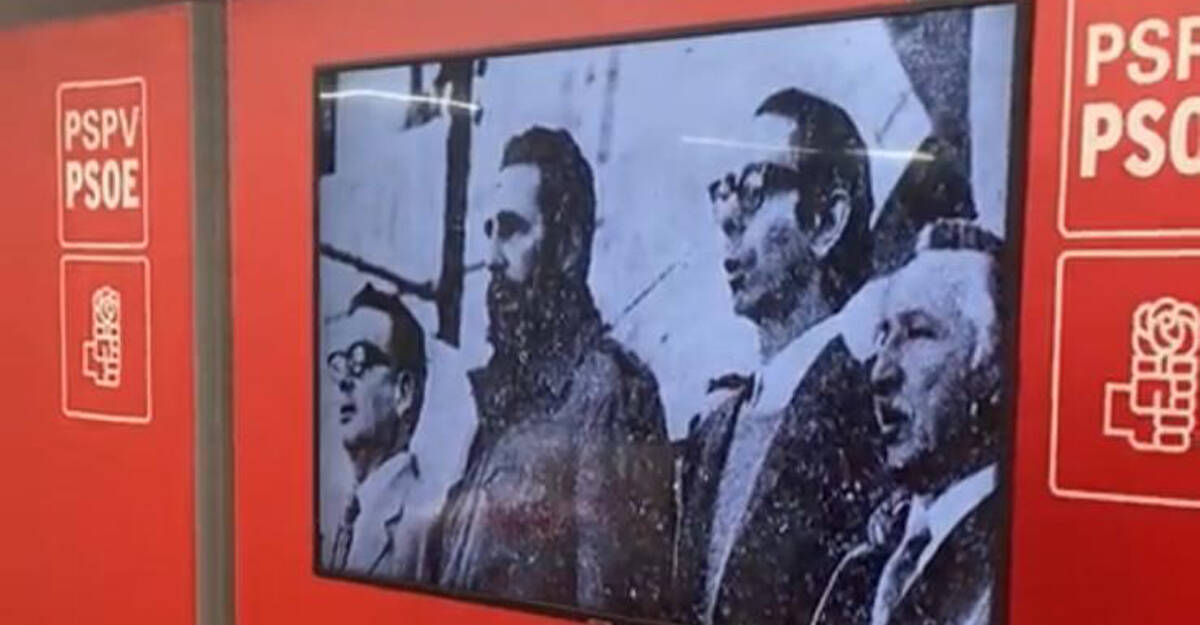 Allende con Fidel Castro en el homenaje del PSPV