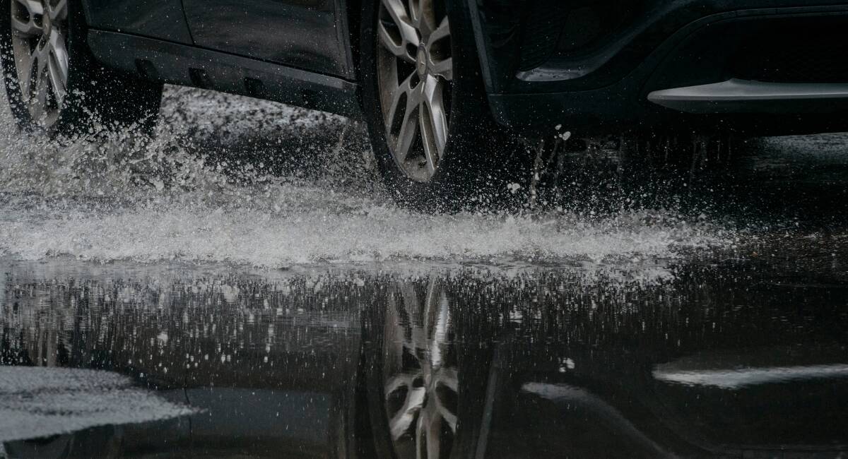 Imagen archivo: coche circula bajo la lluvia durante las precipitaciones de la semana pasada - EUROPA PRESS