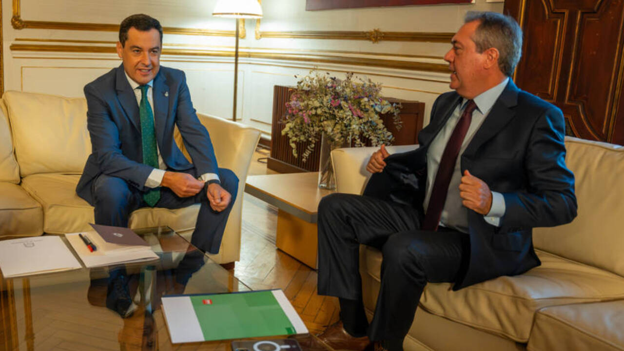 El presidente de la Junta de Andalucía, Juanma Moreno , con el el secretario general del PSOE-A, Juan Espadas, en una reciente reunión dentro de la ronda de encuentros con los portavoces.