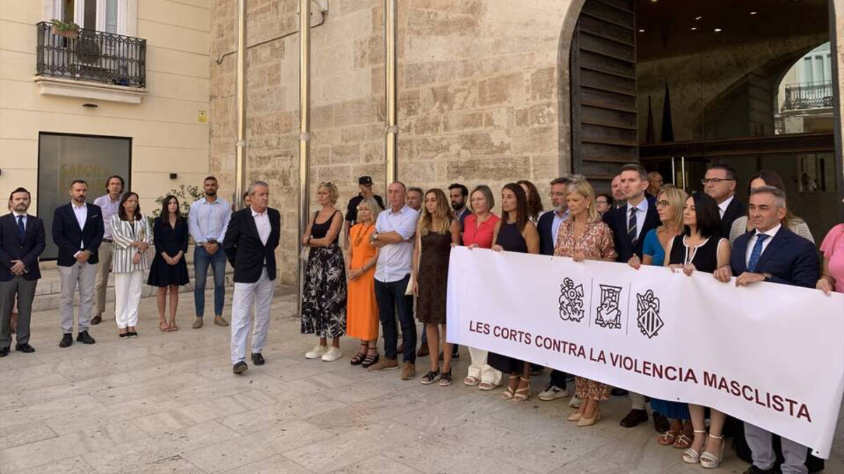 Minuto de silencio en Les Corts por el crimen machista de Alzira