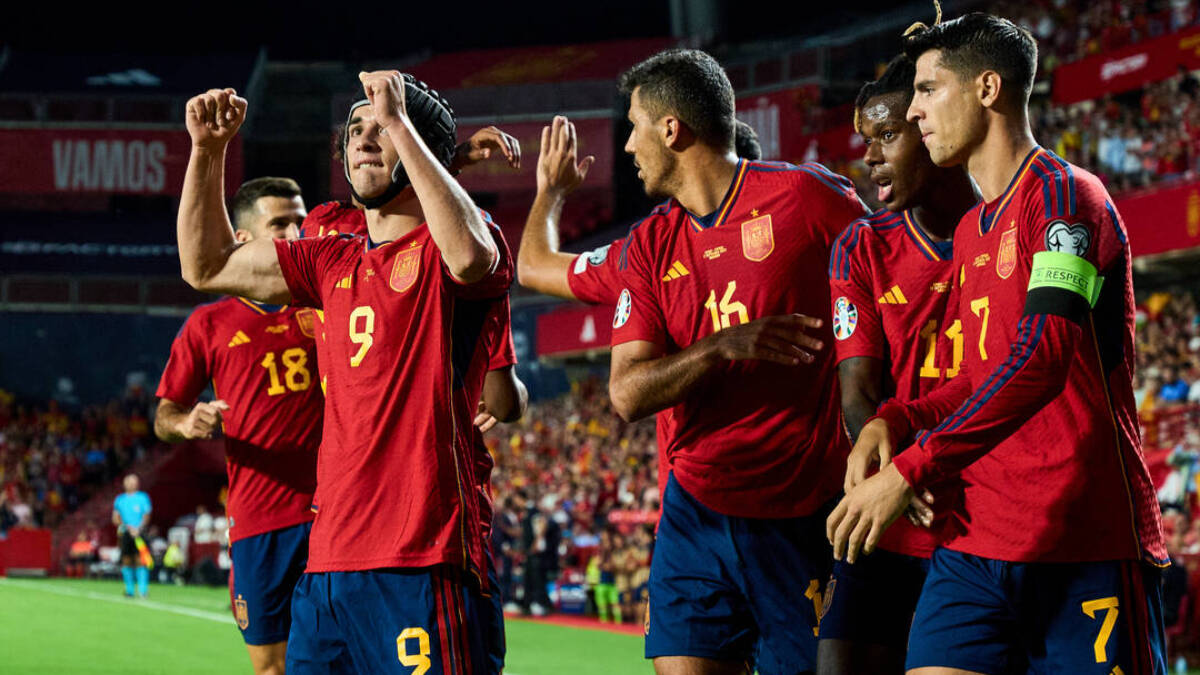 Los jugadores de la selección española celebra un gol ante Chipre.