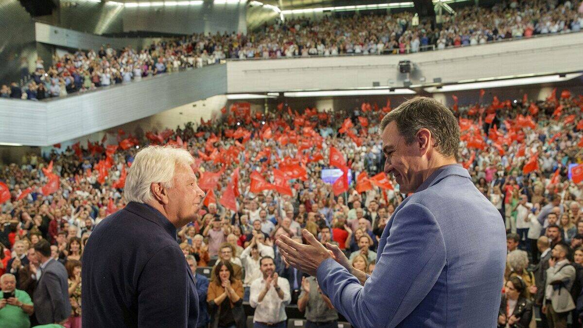 Pedro Sánchez y Felipe González, en un mitin del PSOE.