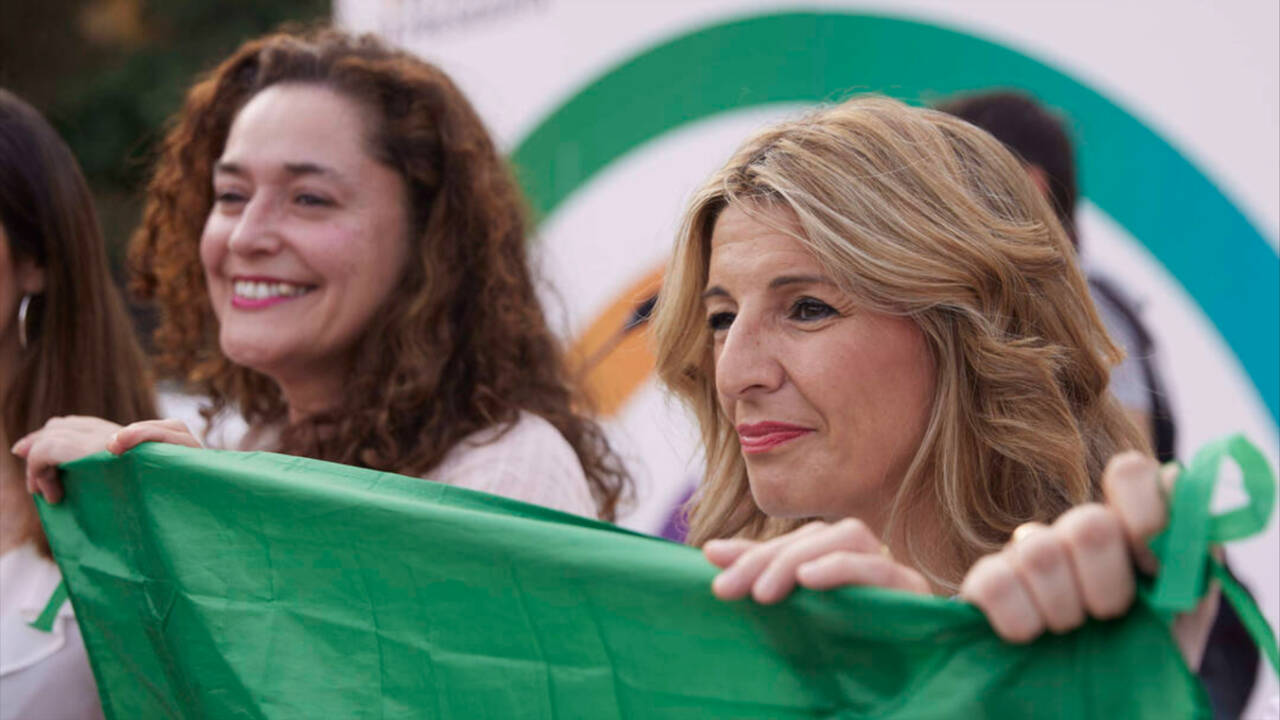 La vicepresidenta del Gobierno y líder de Sumar, Yolanda Díaz, junto a la portavoz de Por Andalucía, Inmaculada Nieto, en un acto de campaña en Sevilla.