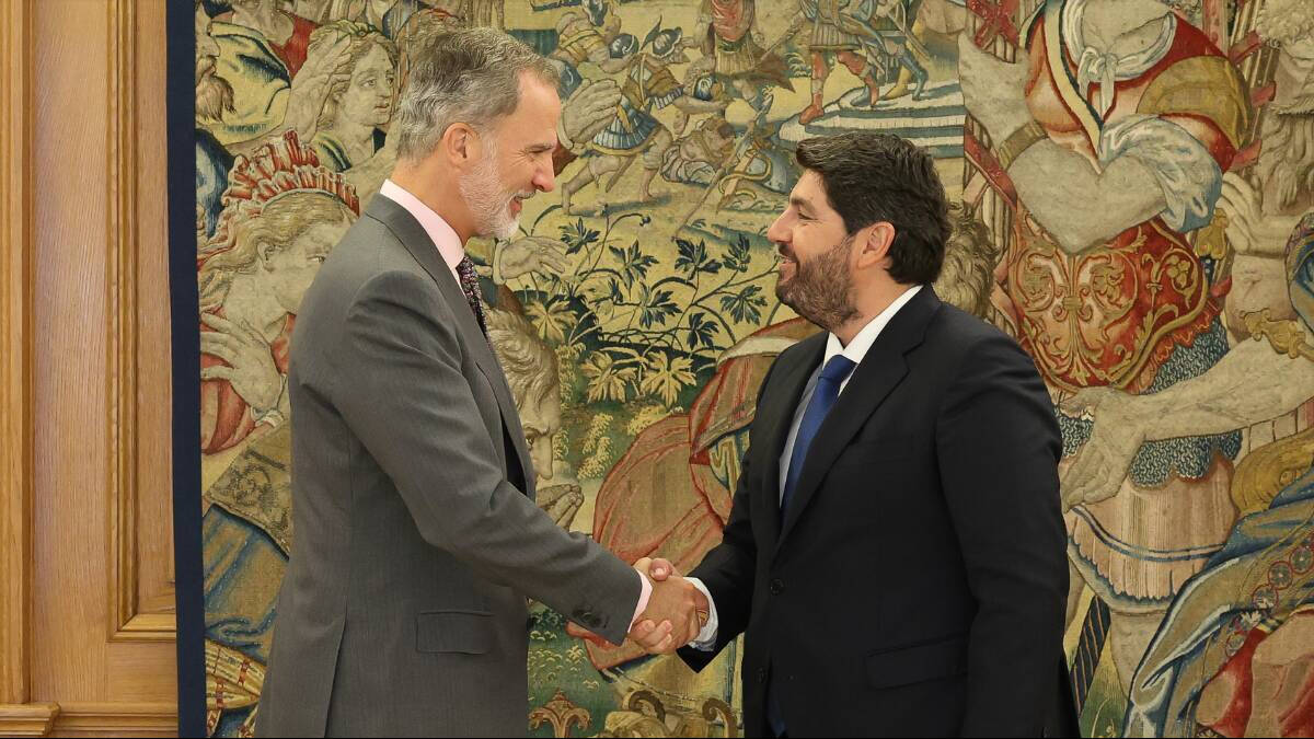 El rey Felipe VI recibe en el Palacio de la Zarzuela al recientemente elegido presidente de Murcia, el 'popular' Fernando López Miras.