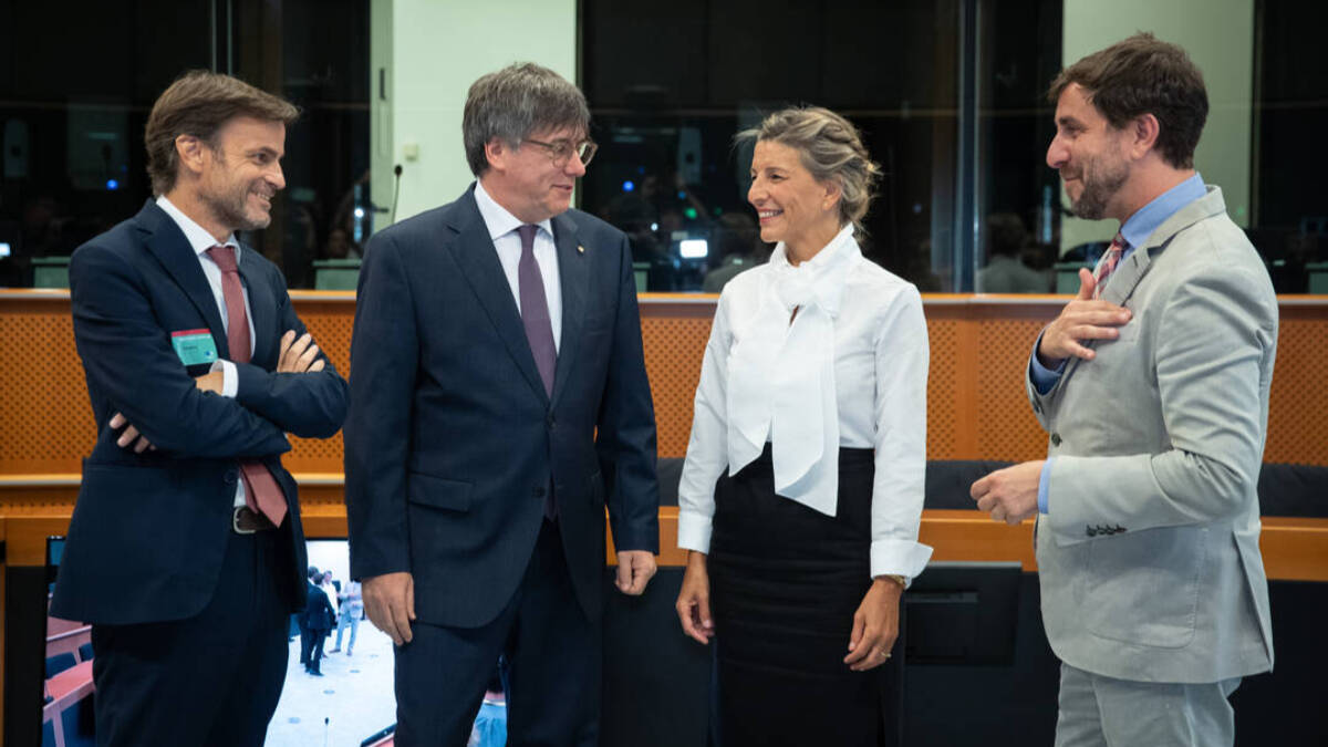 La vicepresidenta, junto al prófugo de la Justicia el pasado día 4 en su encuentro en el Parlamento Europeo