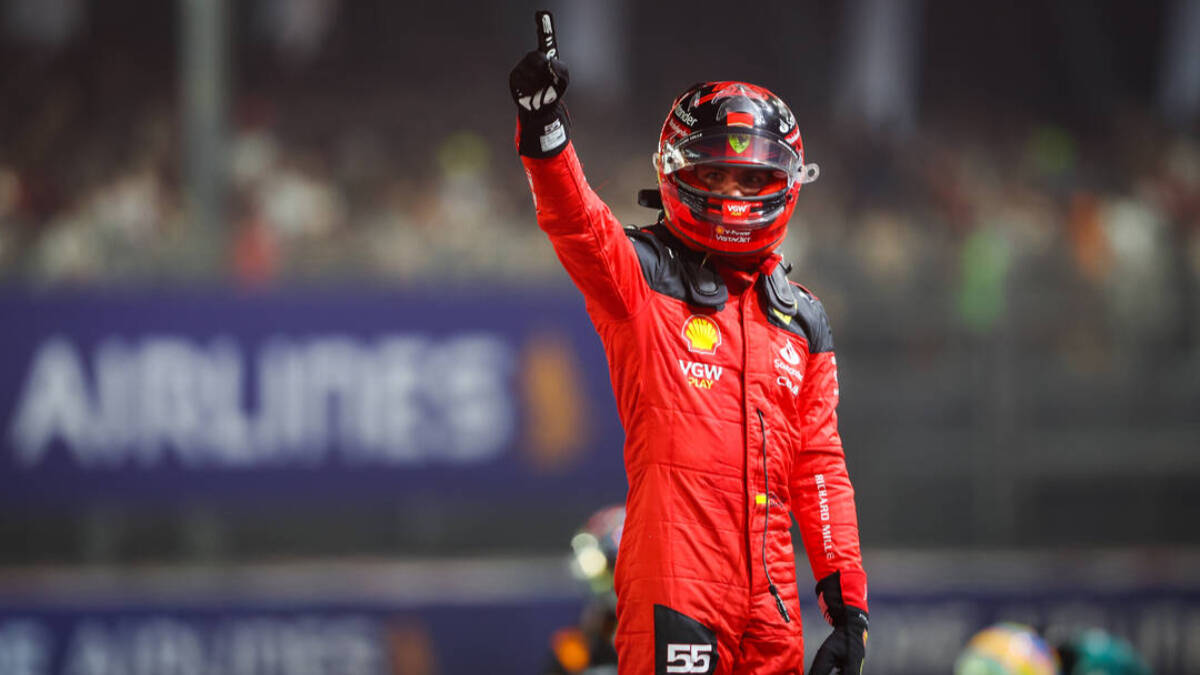 Carlos Sainz celebra el haber conseguido la pole en el GP de Singapur.