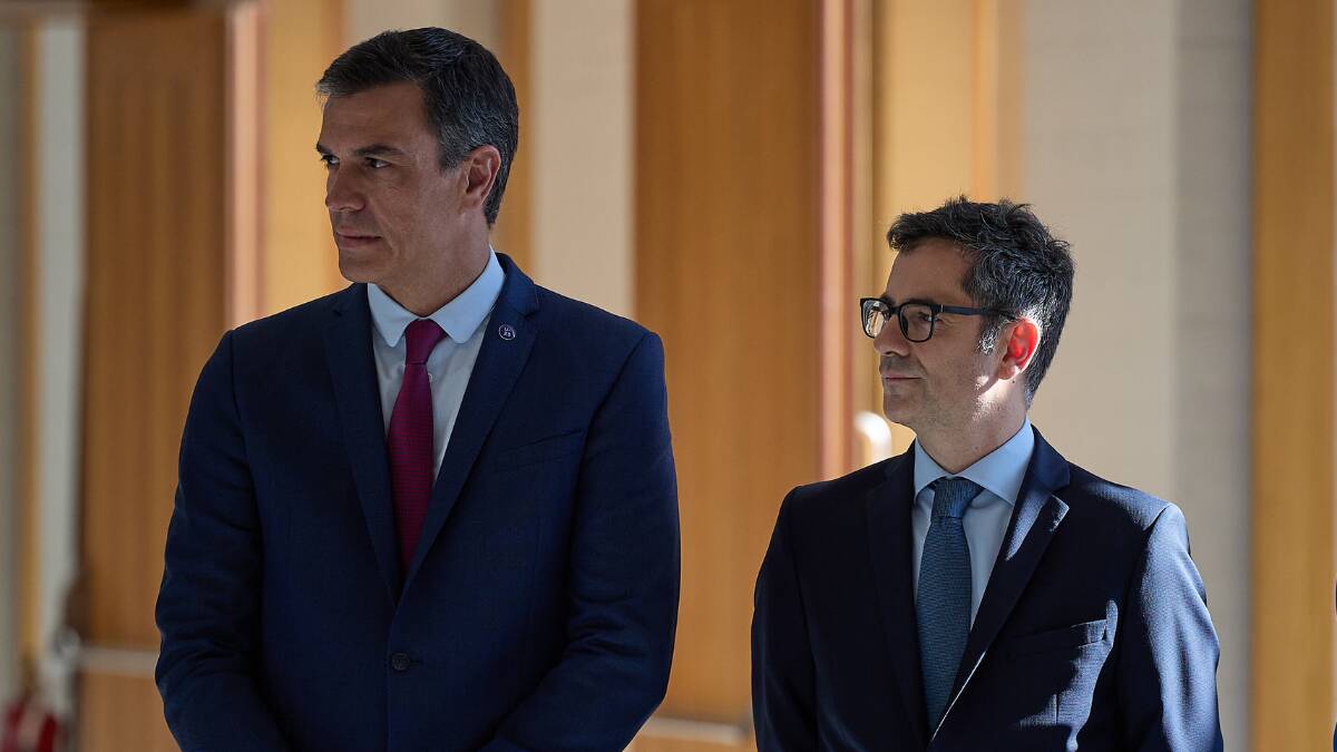 El presidente del Gobierno en funciones, Pedro Sánchez, junto con el ministro de la Presidencia, Relaciones con las Cortes y Memoria Democrática, Félix Bolaños.