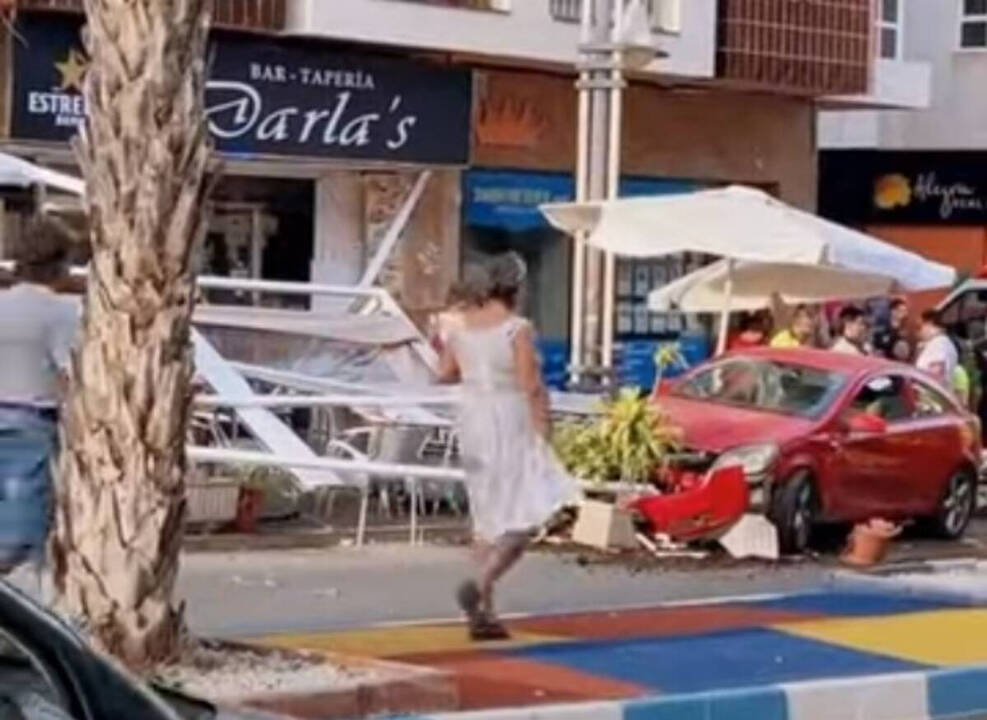 Imagen del vídeo del vehículo accidentado en la terraza del bar en Torrevieja.