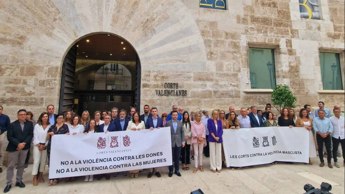 Minuto de silencio en Las Cortes valencianas a modo de condena de los asesinatos a mujeres en Castellón y Orihuela.