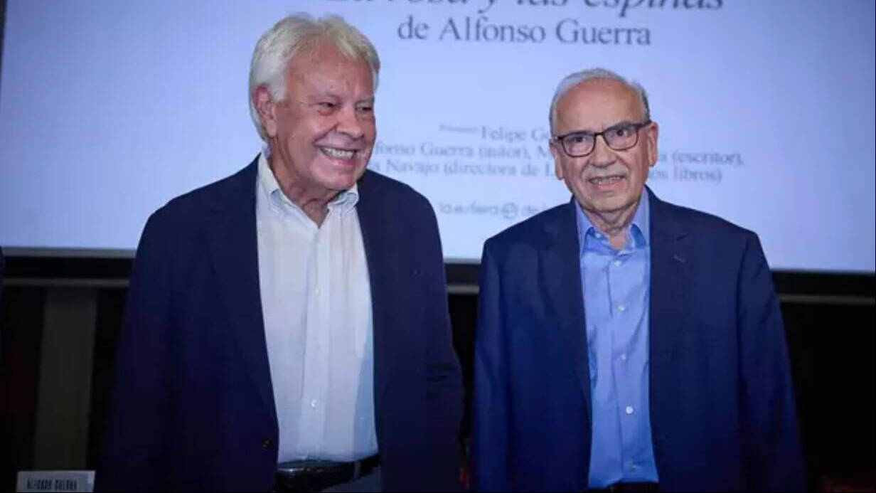 Felipe González y Alfonso Guerra, en el multitudinario acto en el Ateneo de Madrid