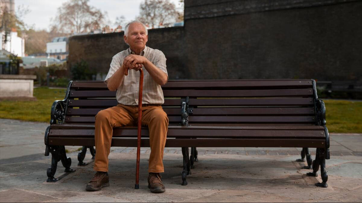 ¿En qué piensan todas esas personas mayores que pasean solas por la calle o miran al vacío sentadas en un banco? (FOTO: Freepick)