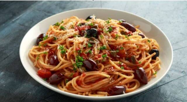 Descubre el auténtico sabor italiano: espaguetis a la puttanesca receta original