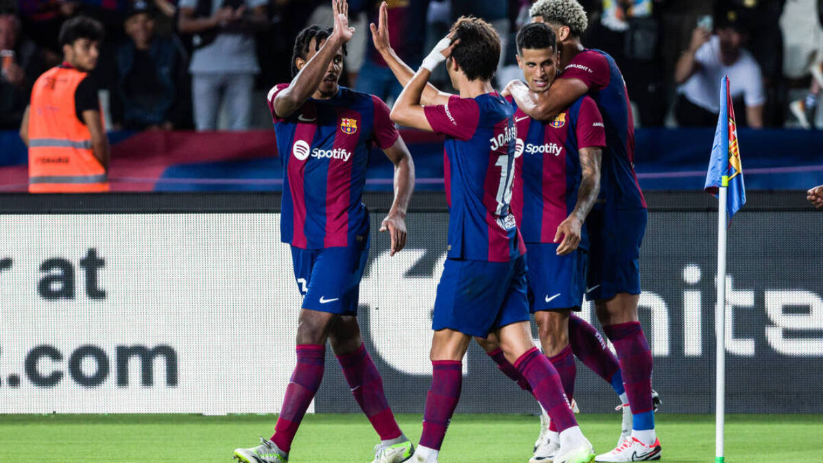 Los jugadores del Barcelona celebran el gol de Cancelo