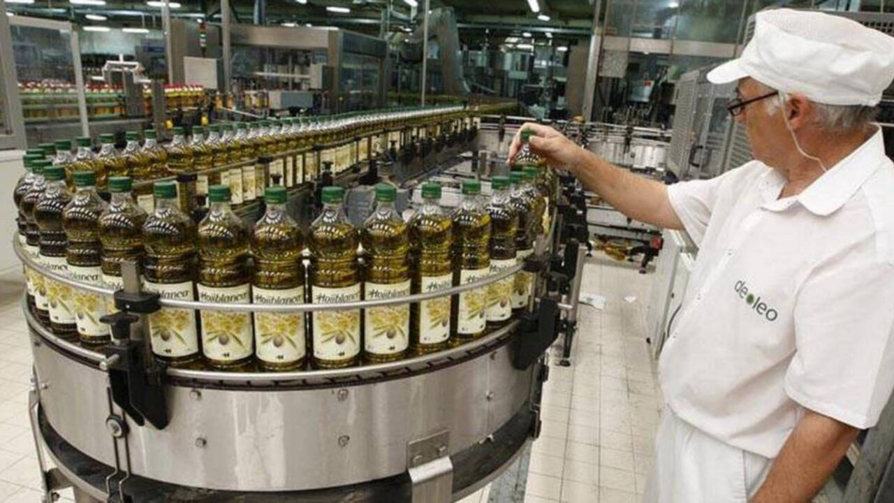 Envasadora de aceite de oliva de la empresa Deoleo en Córdoba.