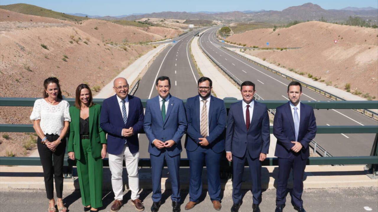 El presidente andaluz, Juanma Moreno (PP), en el centro de la imagen en la inauguración de la Autovía de Almanzora.