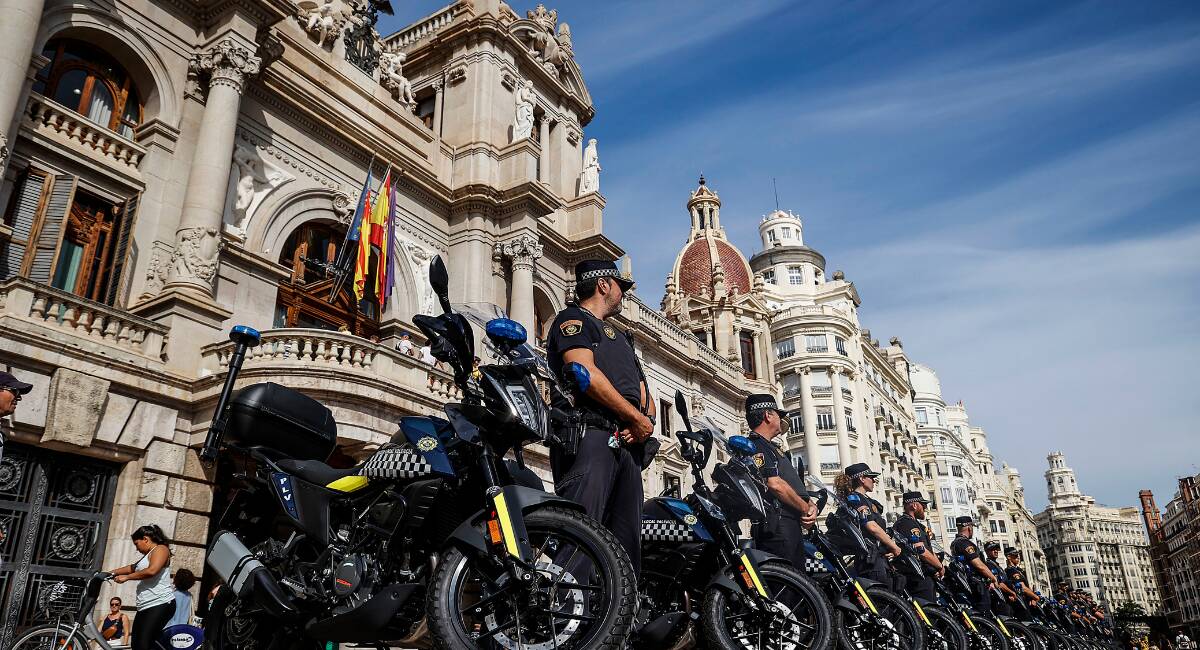 Agentes de la Policía Local de Valencia durante la presentación de sus nuevas motocicletas en la plaza del Ayuntamiento - AYUNTAMIENTO DE VALENCIA 