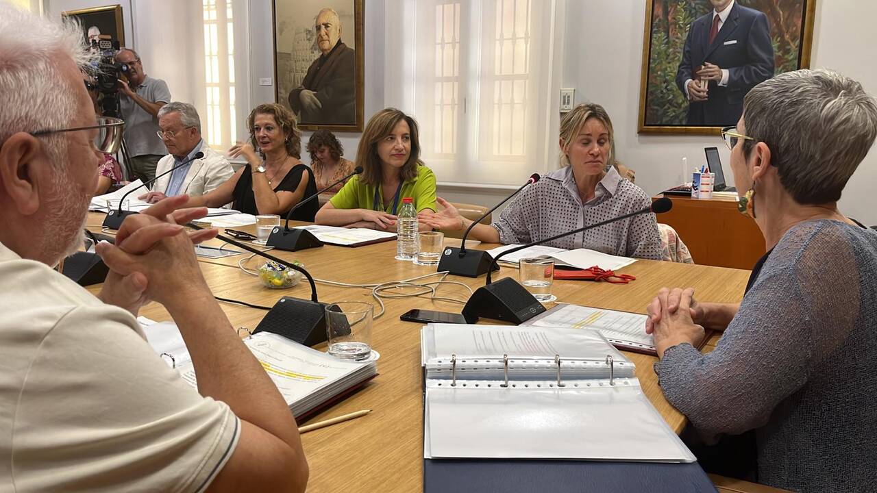 La presidenta en funciones del CVC escucha las explicaciones de Paula Añó, secretaria autonómica de Cultura.
