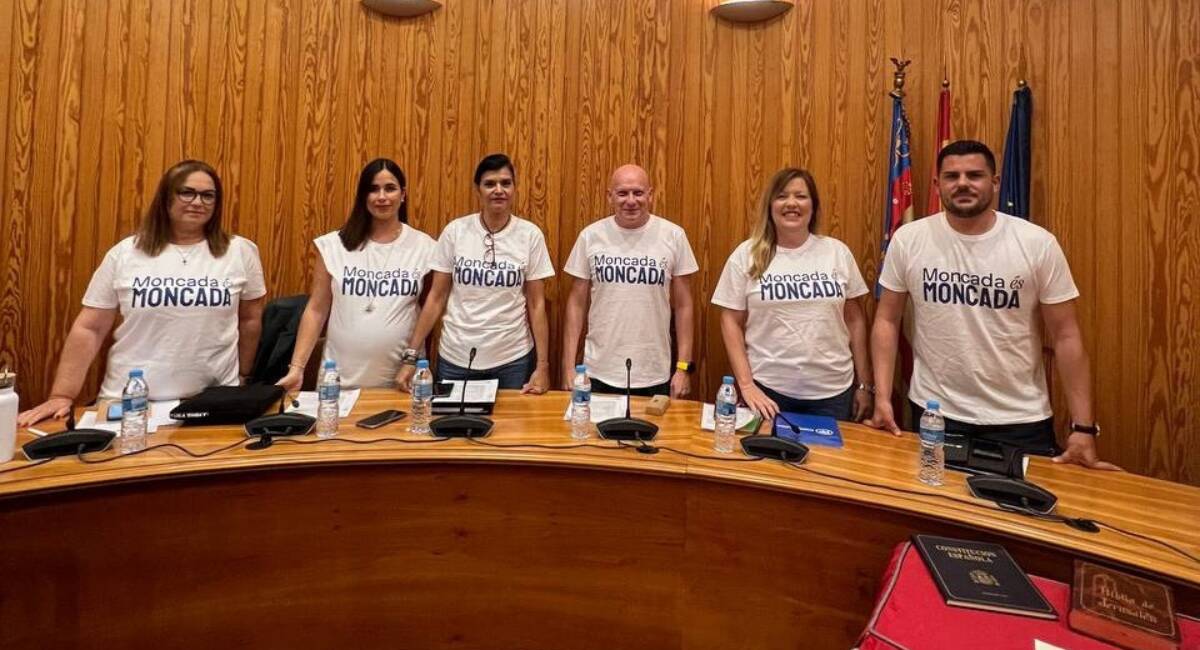 El grupo popular durante el pleno del Ayuntamiento de Moncada con la camiseta y el lema 'Moncada és Moncada' - PP MONCADA