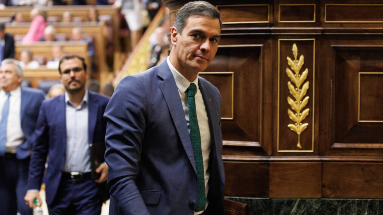 El presidente del Gobierno en funciones, Pedro Sánchez (PSOE), durante la primera sesión del debate de investidura del líder del PP, en el Congreso de los Diputados.