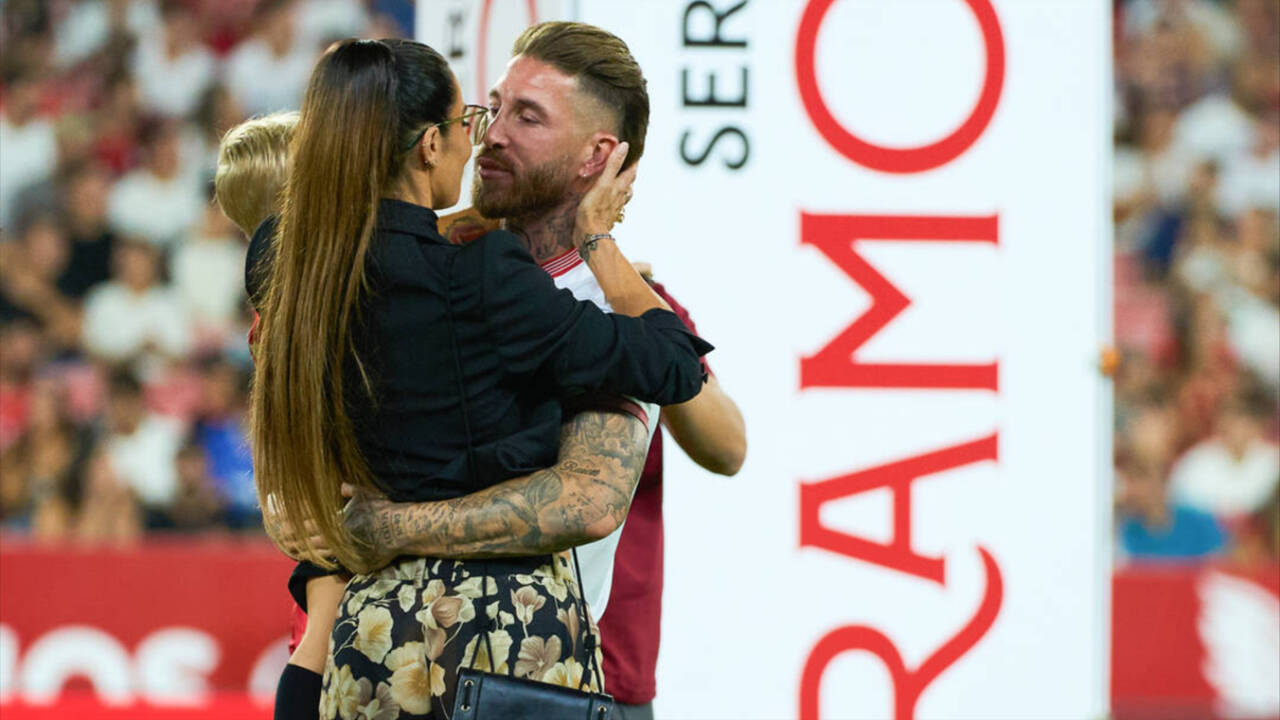 La pareja formada por Sergio Ramos y Pilar Rubio se besan antes de un encuentro el pasado 6 de septiembre.
