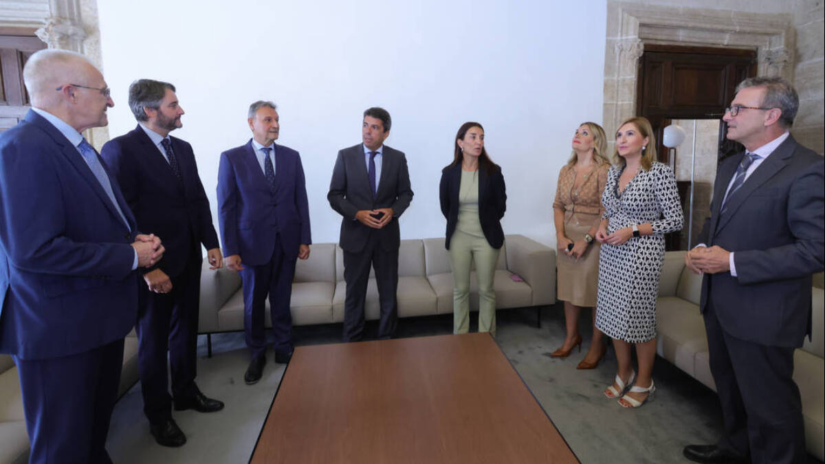El presidente de la Generalitat, Carlos Mazón, reunido con el presidente de Ford España y altos representantes de la compañía automovilística.