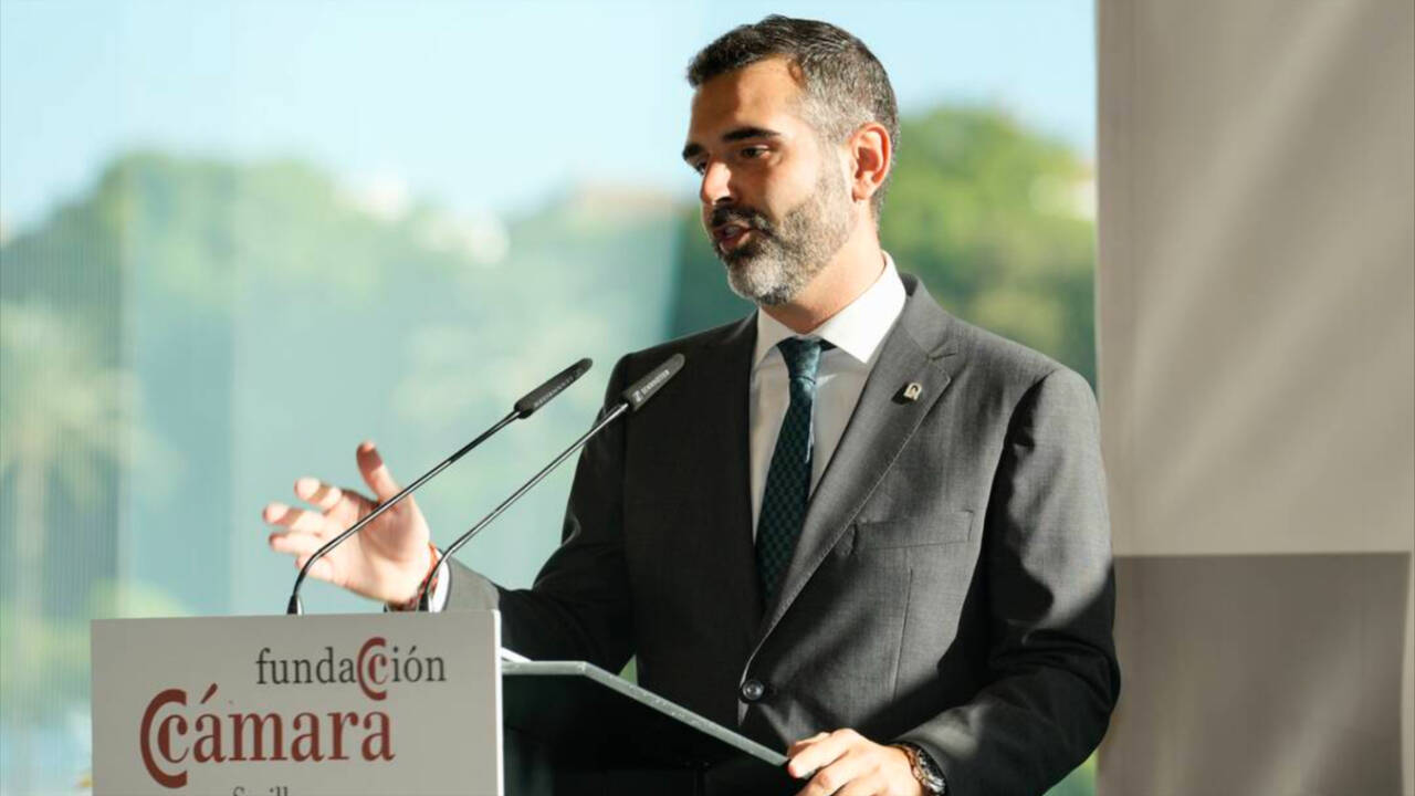 El portavoz de la Junta de Andalucía, Ramón Fernández-Pacheco, durante su intervención en un desayuno informativo en Sevilla.