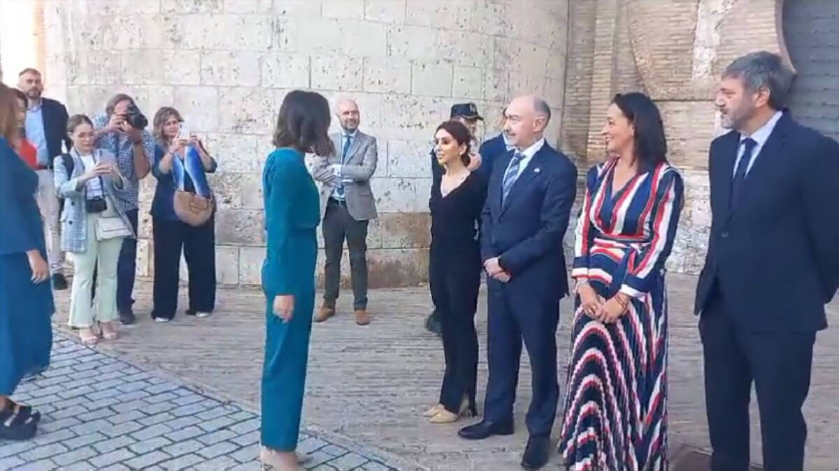 Momento en el que se encuentran Irene Montero y Marta Fernández, presidenta de las Cortes de Aragón, de Vox, y no se saludan.