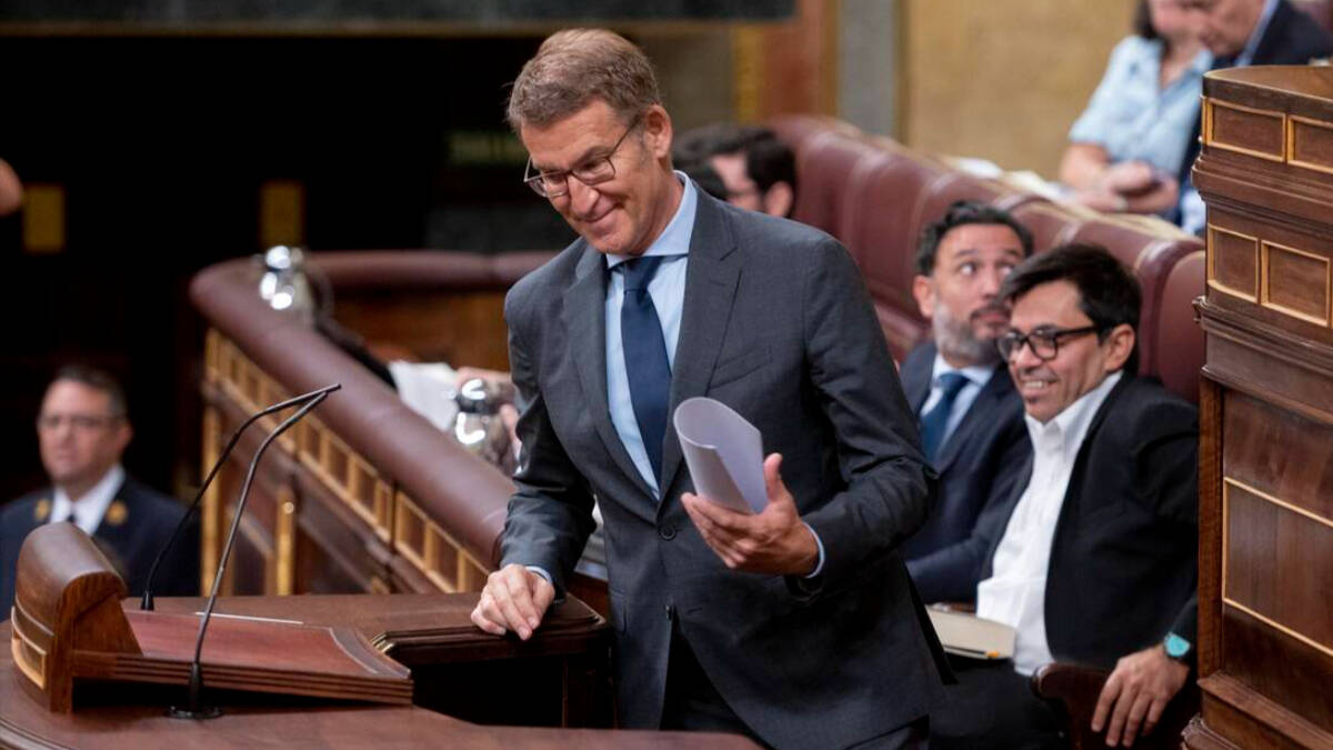 El líder del PP, Alberto Núñez Feijóo, sube al estrado para una de sus intervenciones durante el debate para su investidura.