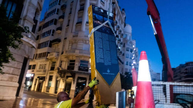 Otra ‘ribobada’ menos: fuera el ‘ladrillo amarillo’ del 15M que puso en la Plaza del Ayuntamiento