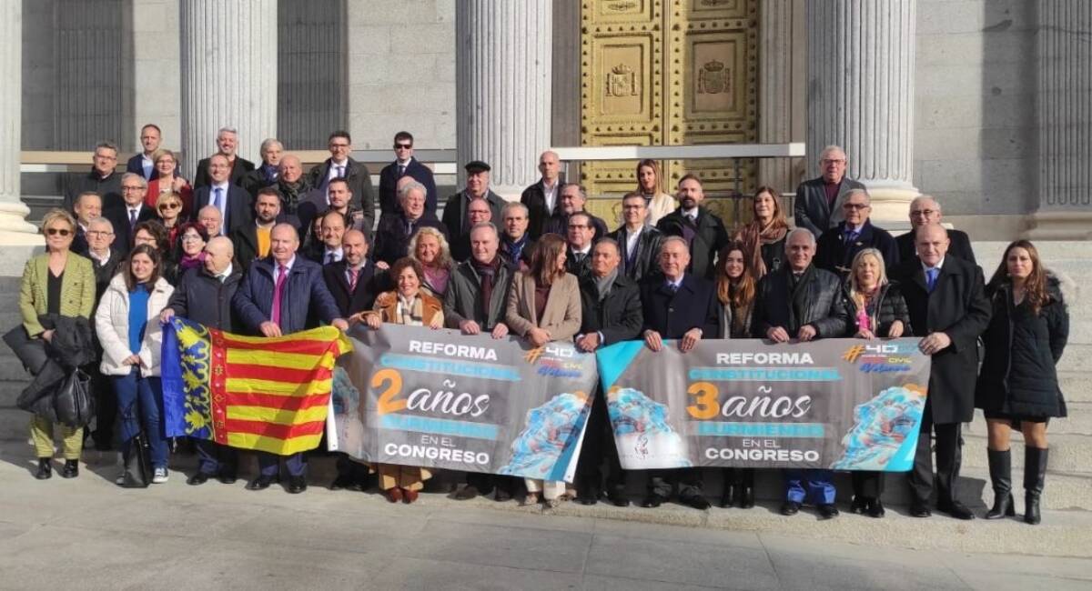Concentración de Juristes Valencians frente a las puertas del Congreso - JURISTES VALENCIANS 