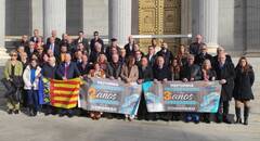 Protesta valenciana en el Congreso durante la investidura de Sánchez