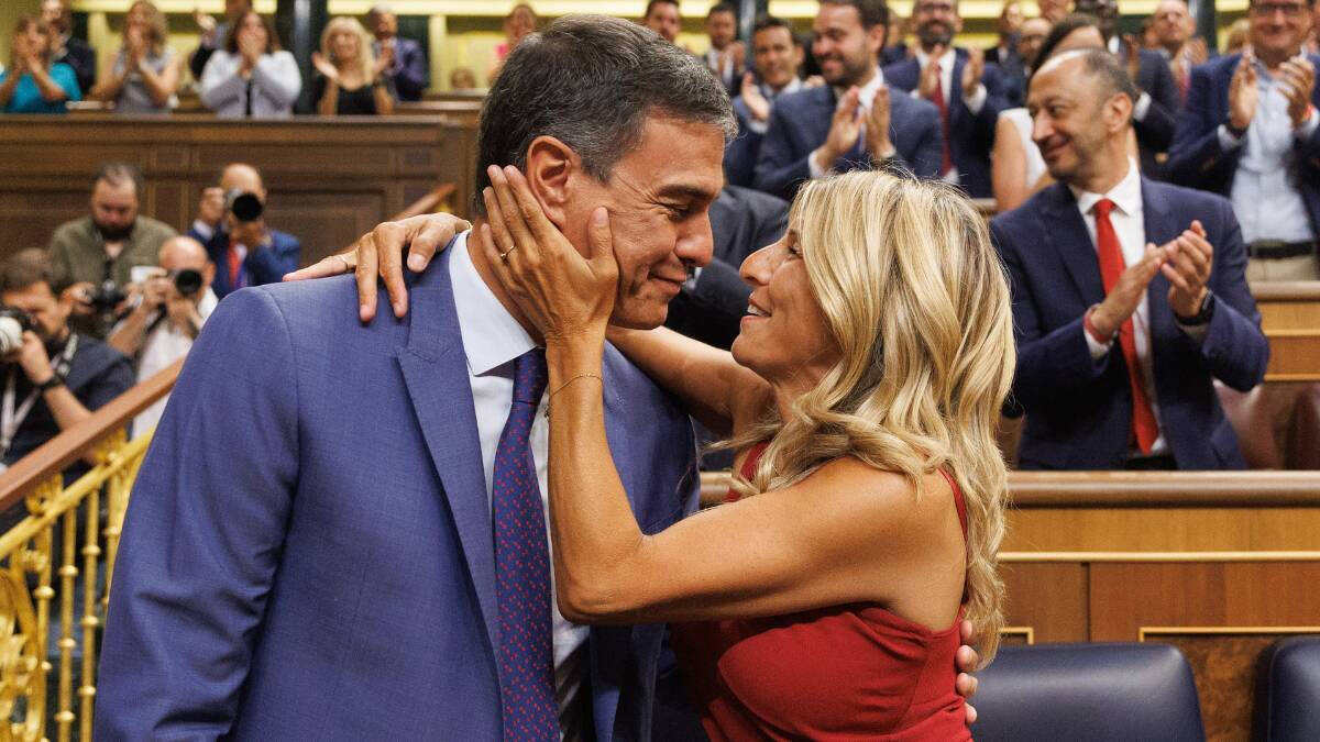 Yolanda Díaz y Pedro Sánchez se saludan efusivamente durante la Sesión Constitutiva de la XV Legislatura en el Congreso de los Diputados.