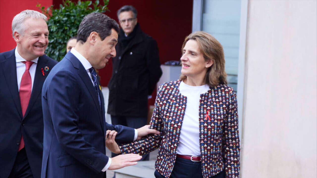 El presidente de la Junta de Andalucía, Juanma Moreno, con la vicepresidenta tercera del gobierno de España, Teresa Ribera, el año pasado en Cádiz.