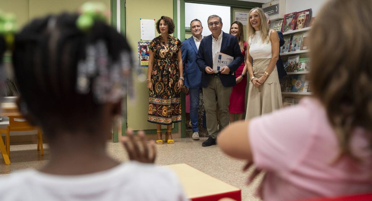 José Antonio Rovira, conseller de Educación, durante una visita a un colegio - GVA