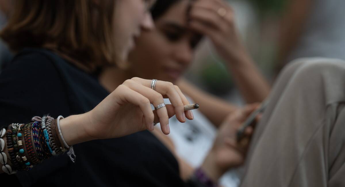 Imagen archivo jóvenes fumando en las inmediaciones de un colegio - EUROPA PRESS