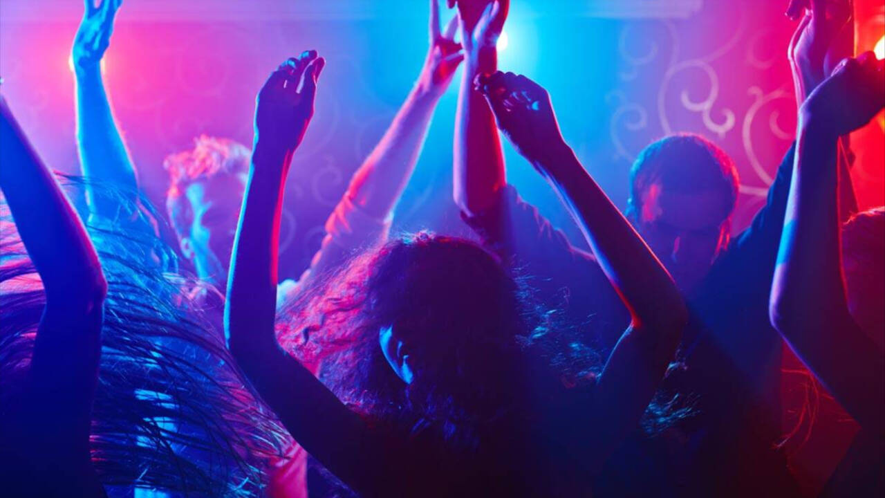 Imagen de archivo de jóvenes bailando en una discoteca.