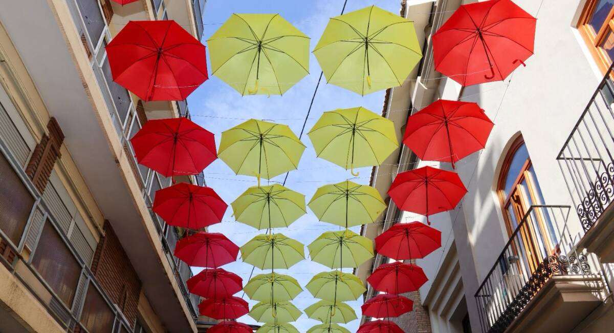 Bandera de España hecha con paraguas en Torrent - AJUNTAMENT DE TORRENT