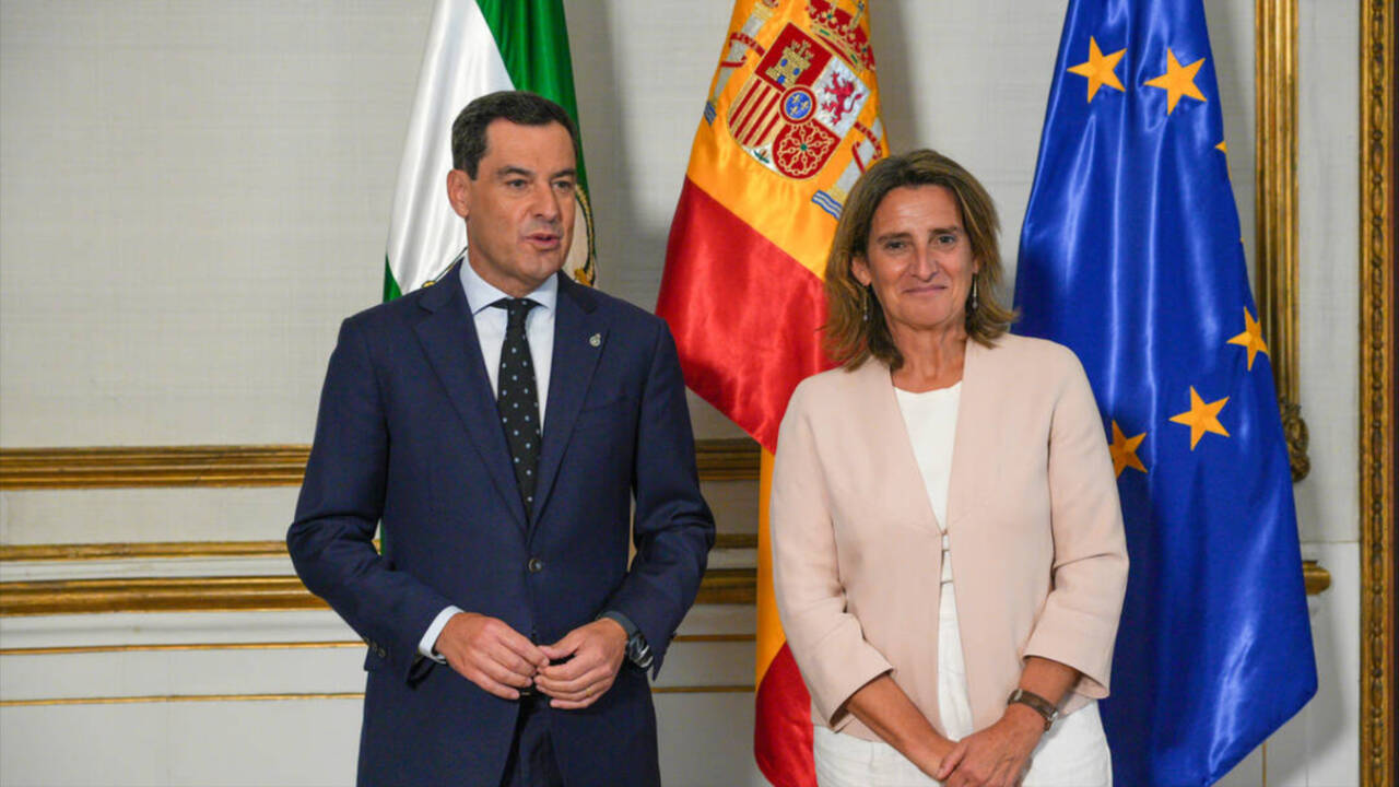 El presidente de la Junta de Andalucía, Juanma Moreno, y la vicepresidenta tercera del Gobierno, Teresa Ribera, este martes en San Telmo (Sevilla).