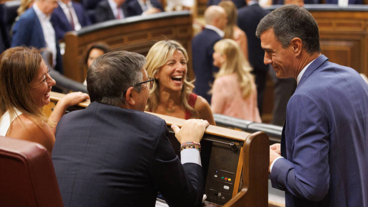 Pedro Sánchez y Yolanda Díaz ríen en el Congreso junto a Francina Armengol y Patxi López.