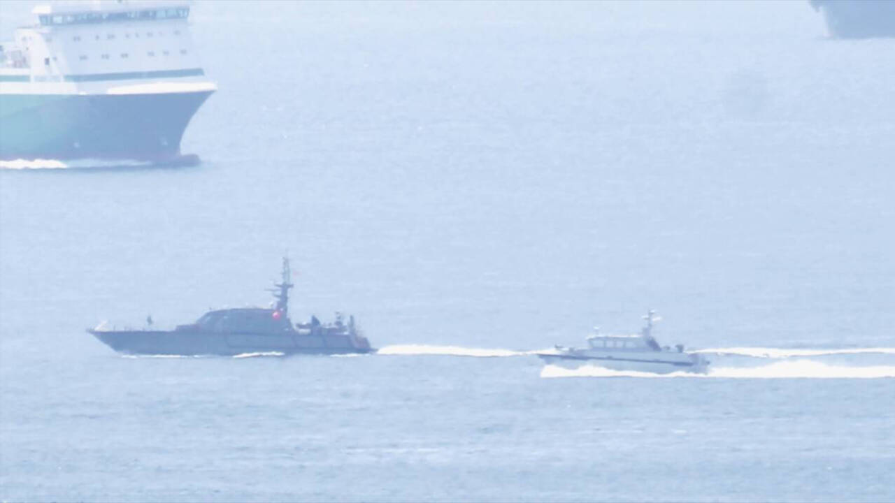 Imagen del encuentro entre la Royal Navy y la Armada Española en el Estrecho, registrada por el observador Michel J. Sánchez.