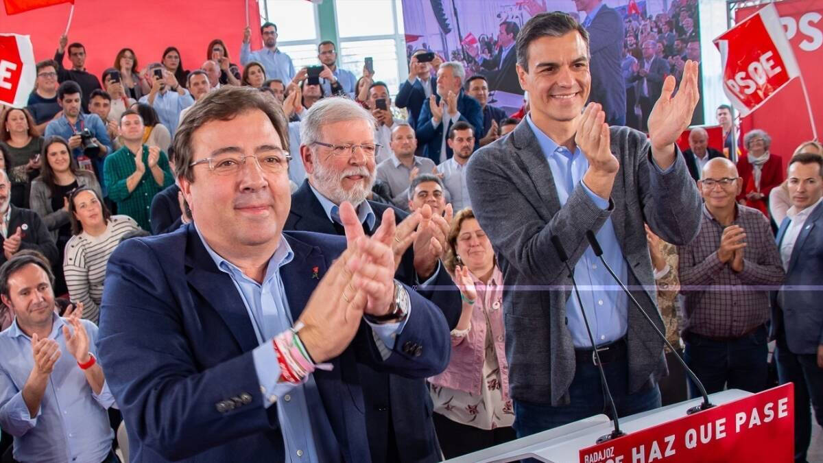 El líder del PSOE, Pedro Sánchez, con los expresidentes de Extremadura, Guillermo Fernández Vara y Juan Carlos Rodríguez Ibarra.