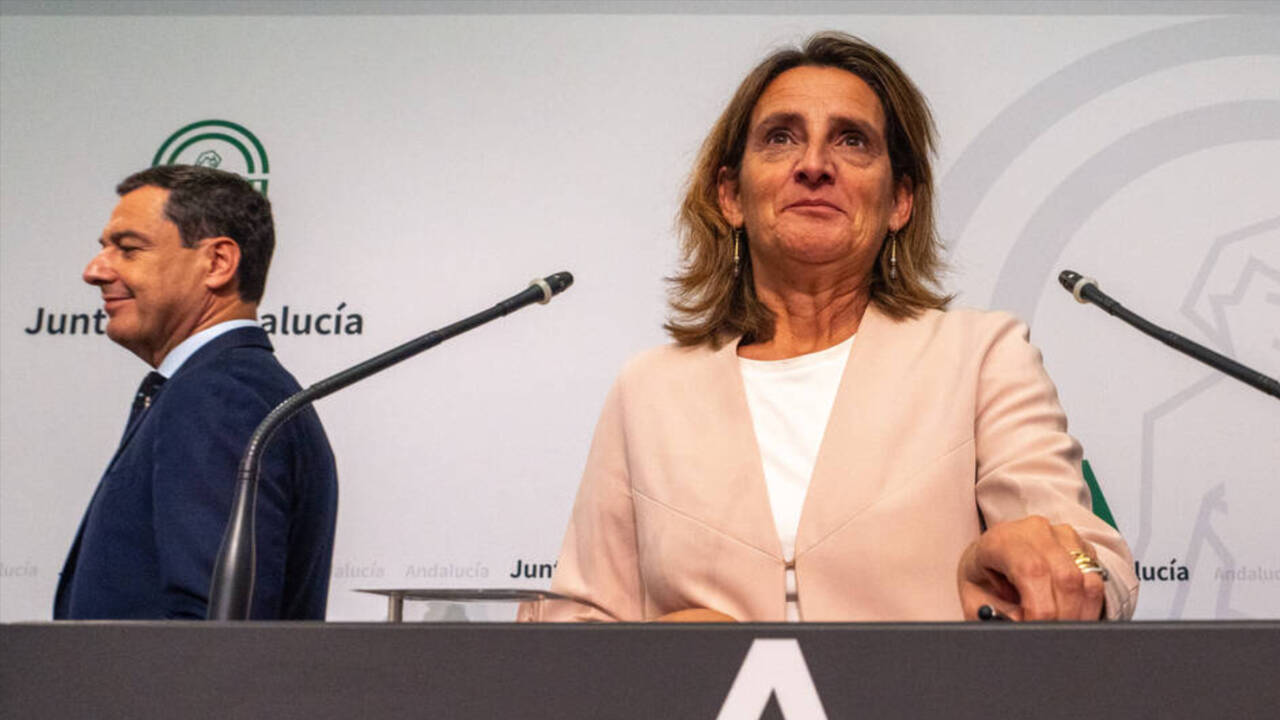 La vicepresidenta tercera del Gobierno y ministra para la Transición Ecológica en funciones, Teresa Ribera, y el presidente de la Junta de Andalucía, Juanma Moreno.