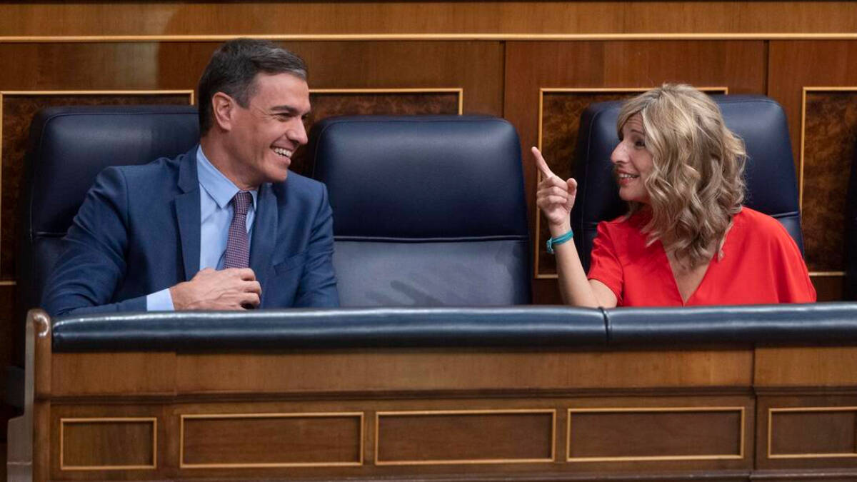 Pedro Sánchez en conversación con Yolanda Díaz en el Congreso