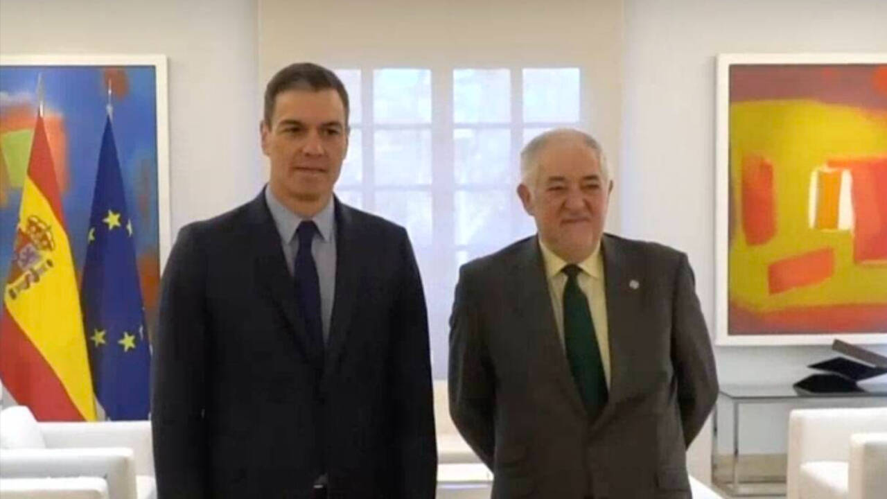 El presidente del Gobierno, Pedro Sánchez, recibe al presidente del TC, Cándido Conde-Pumpido, el pasado 23 de enero en la Moncloa