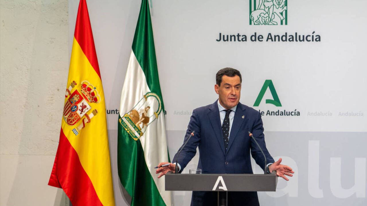 El presidente de la Junta de Andalucía, Juanma Moreno, comparece ante la prensa desde el Palacio de San Telmo