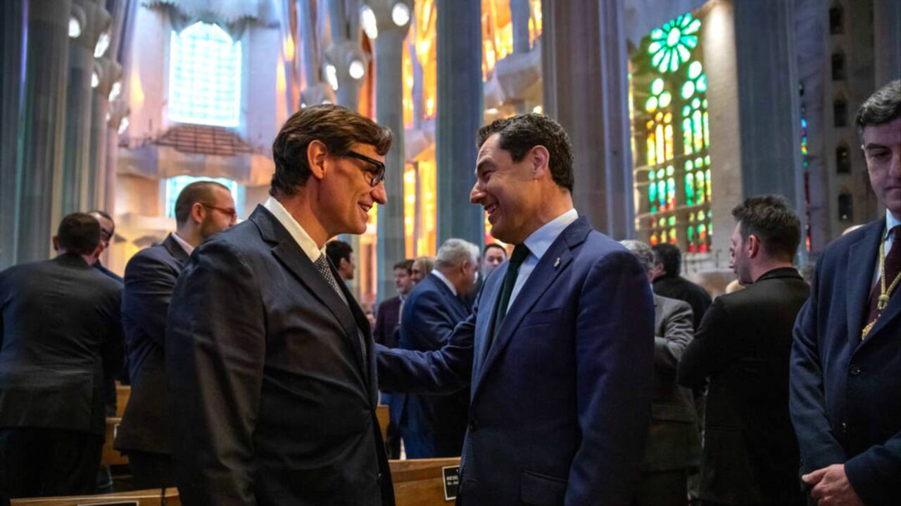 El presidente de la Junta de Andalucía, Juanma Moreno, con Salvador Illa en la misa rociera en la Sagrada Familia, en marzo de este año.