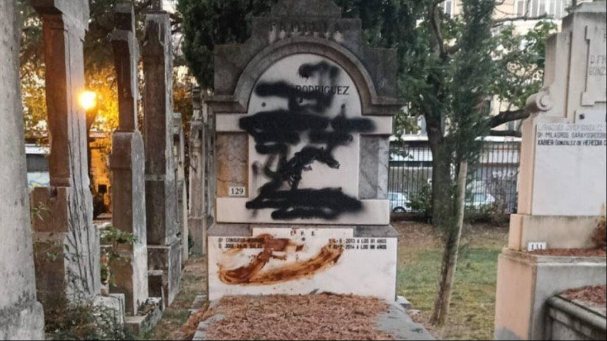 Imagen de la tumba del exdirigente socialista Fernando Buesa, asesinado por ETA en el año 2000, tras el ataque vandálico con heces y pintura.