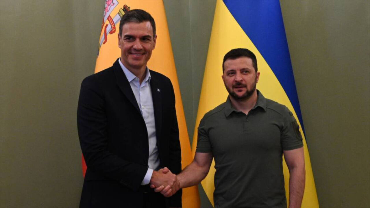 El presidente de España en funciones, Pedro Sánchez, con el presidente Ucraniano, Volodimir Zelenski, este jueves en la Cumbre. 