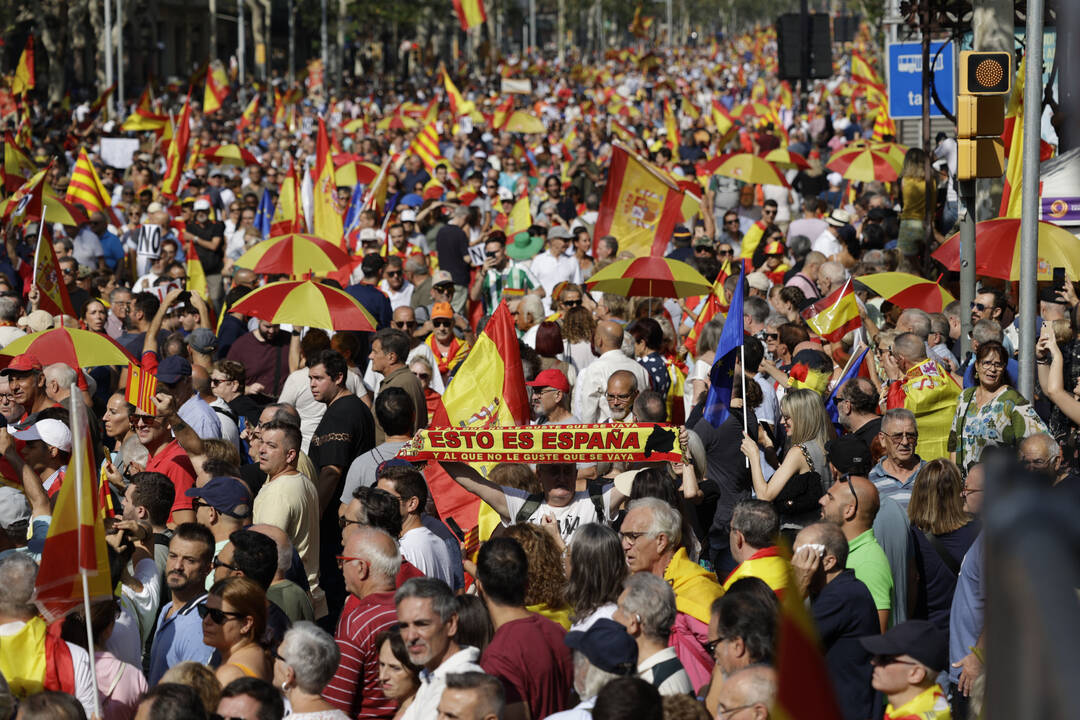 Cientos de personas protestan durante una manifestación de SCC contra la amnistía, a 8 de octubre de 2023, en Barcelona