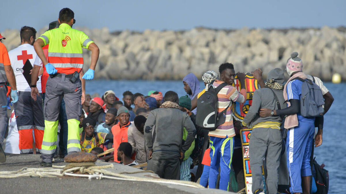 Guardia Civil y voluntarios asisten a los inmigrantes llegados en cayucos a l la isla de El Hierro